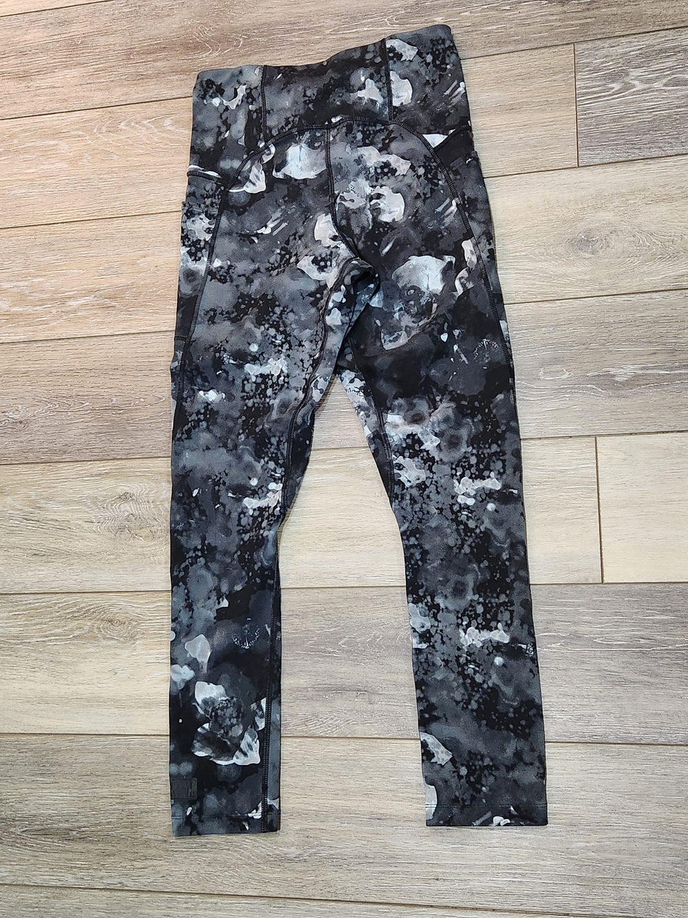 Smartwool Women's Active Printed 7/8 Legging Pants Black Water Color size Medium